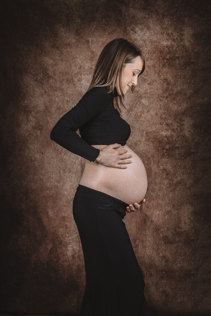 Portrait d'une femme enceinte souriante en studio, Bulle de Vie Normandie photographe