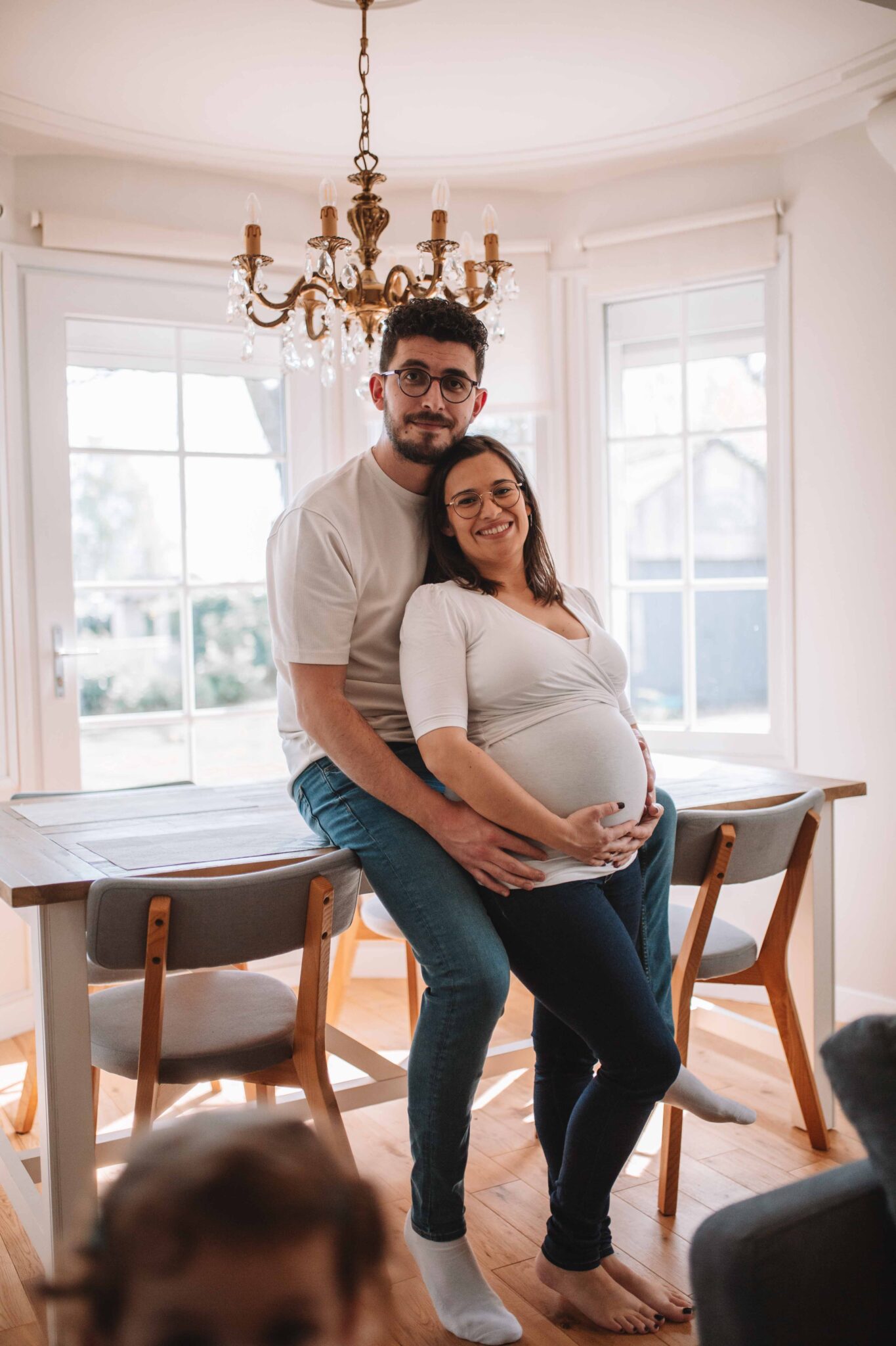 Couple heureux attendant un bébé, séance photo grossesse à domicile en Normandie