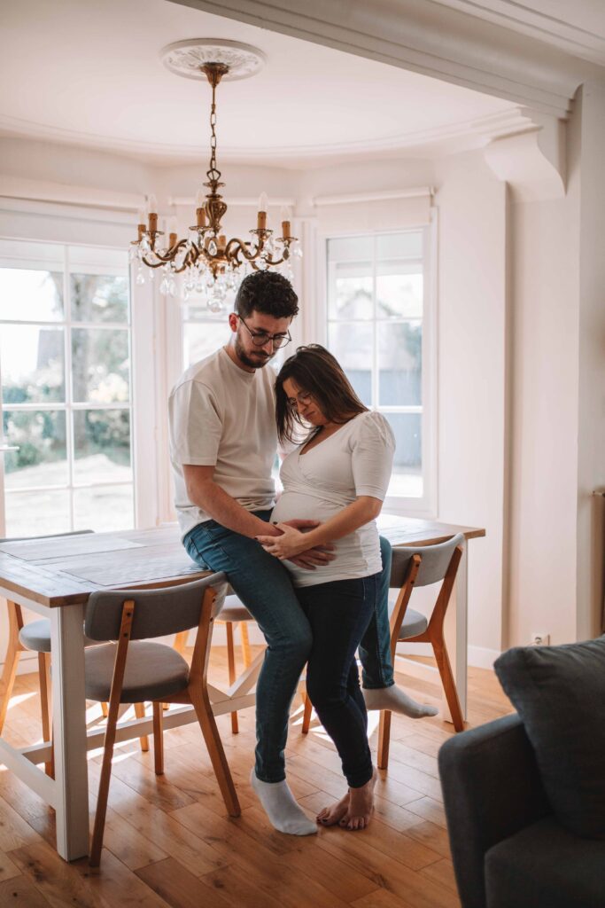 Couple heureux attendant un bébé, séance photo grossesse à domicile en Normandie