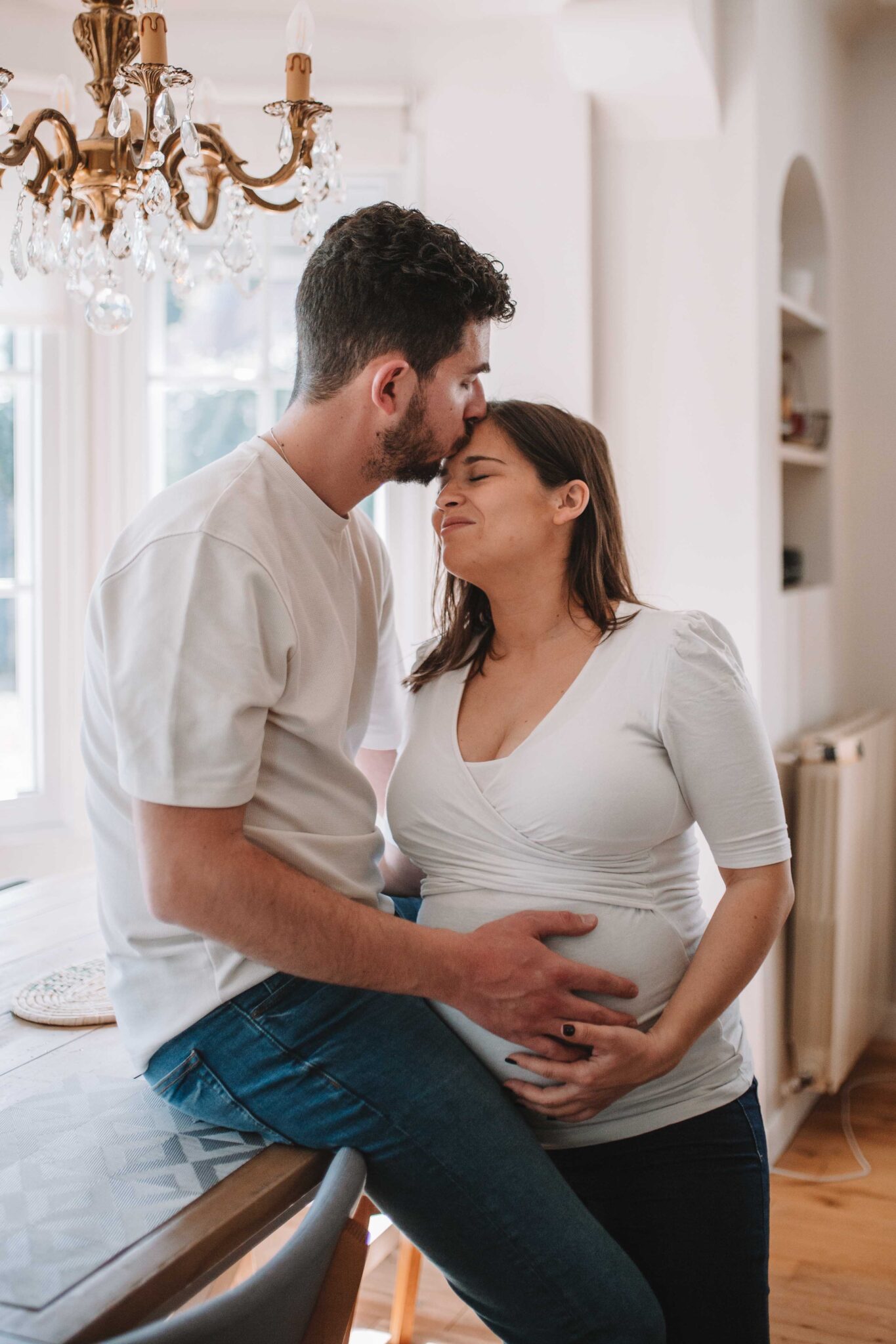 Couple heureux attendant un bébé en Normandie