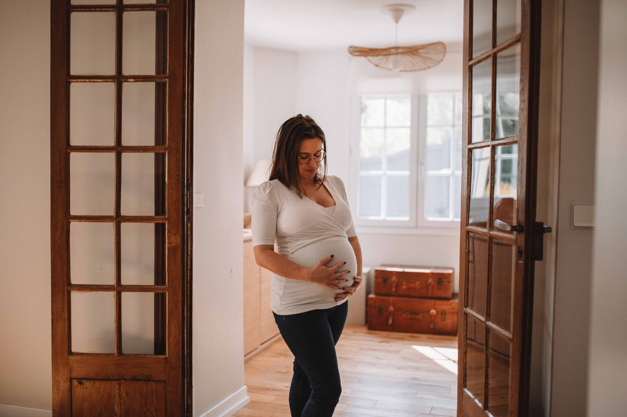 Séance photo de grossesse à domicile en Normandie, future maman détendue chez elle