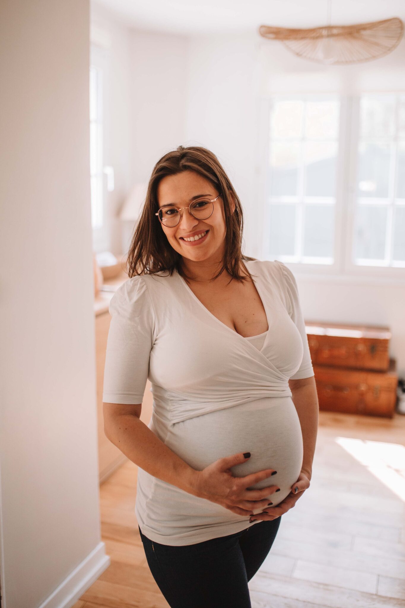 Séance photo de grossesse à domicile en Normandie, future maman détendue