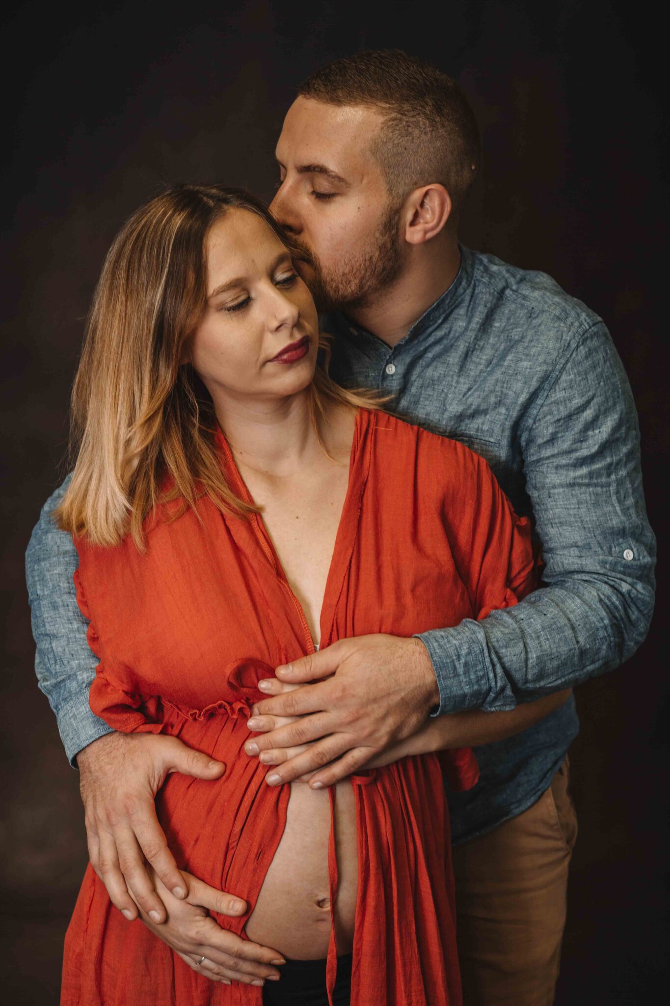 Couple heureux attendant un bébé, séance photo grossesse en studio photo en Normandie