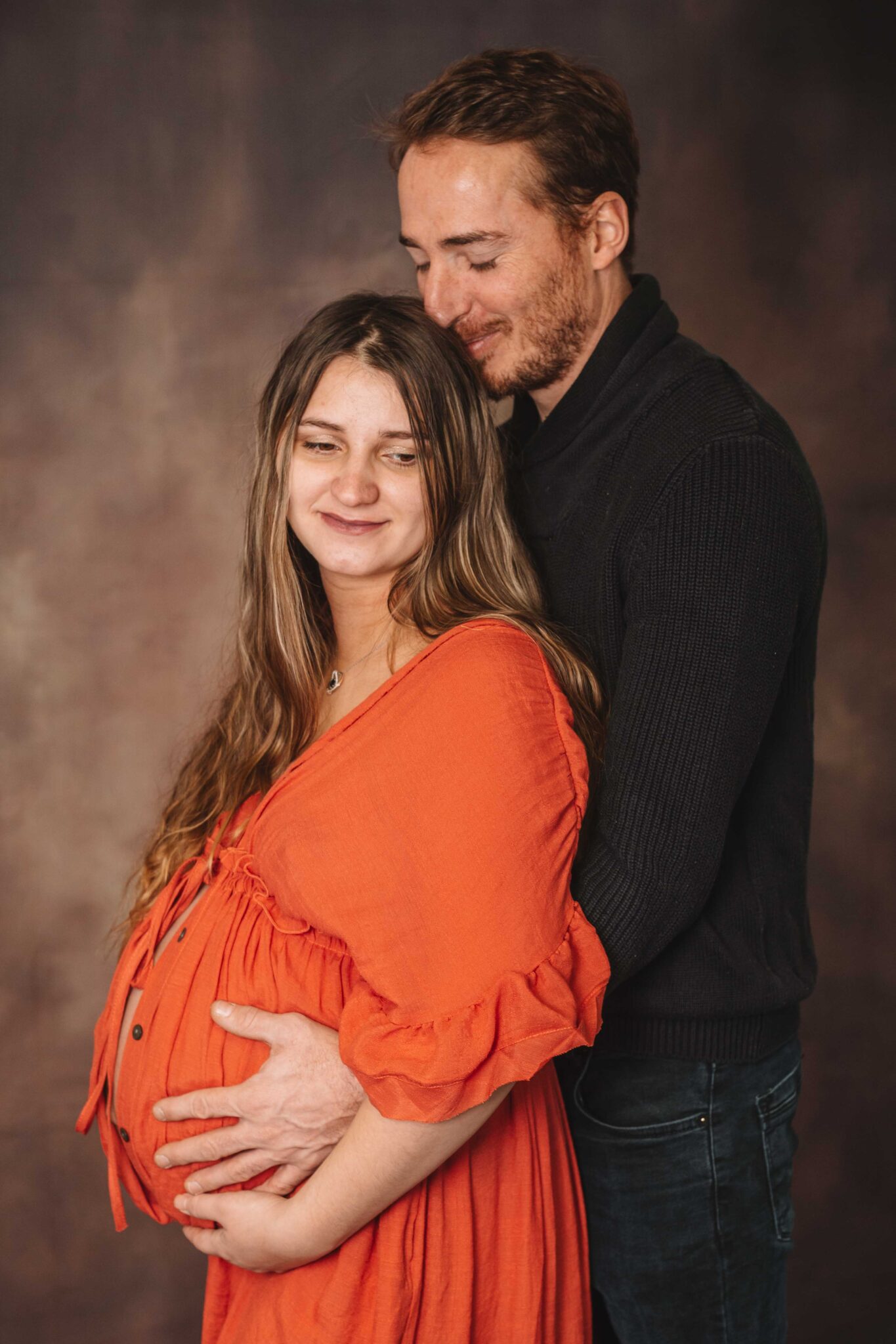 Couple heureux attendant un bébé pris en studio photo