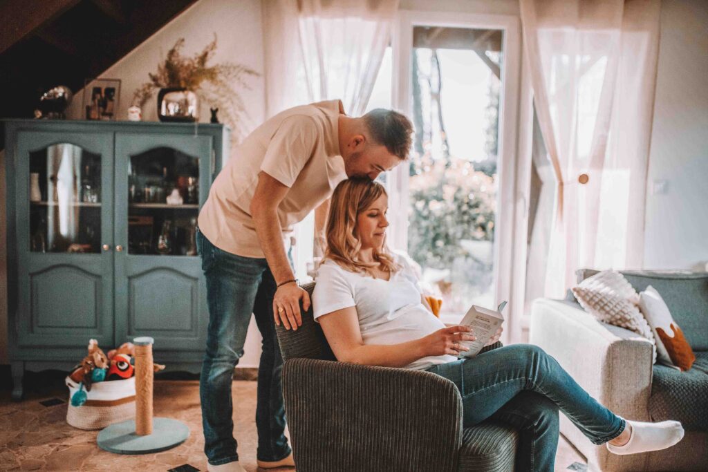 Couple heureux attendant un bébé, séance photo grossesse à domicile en Normandie