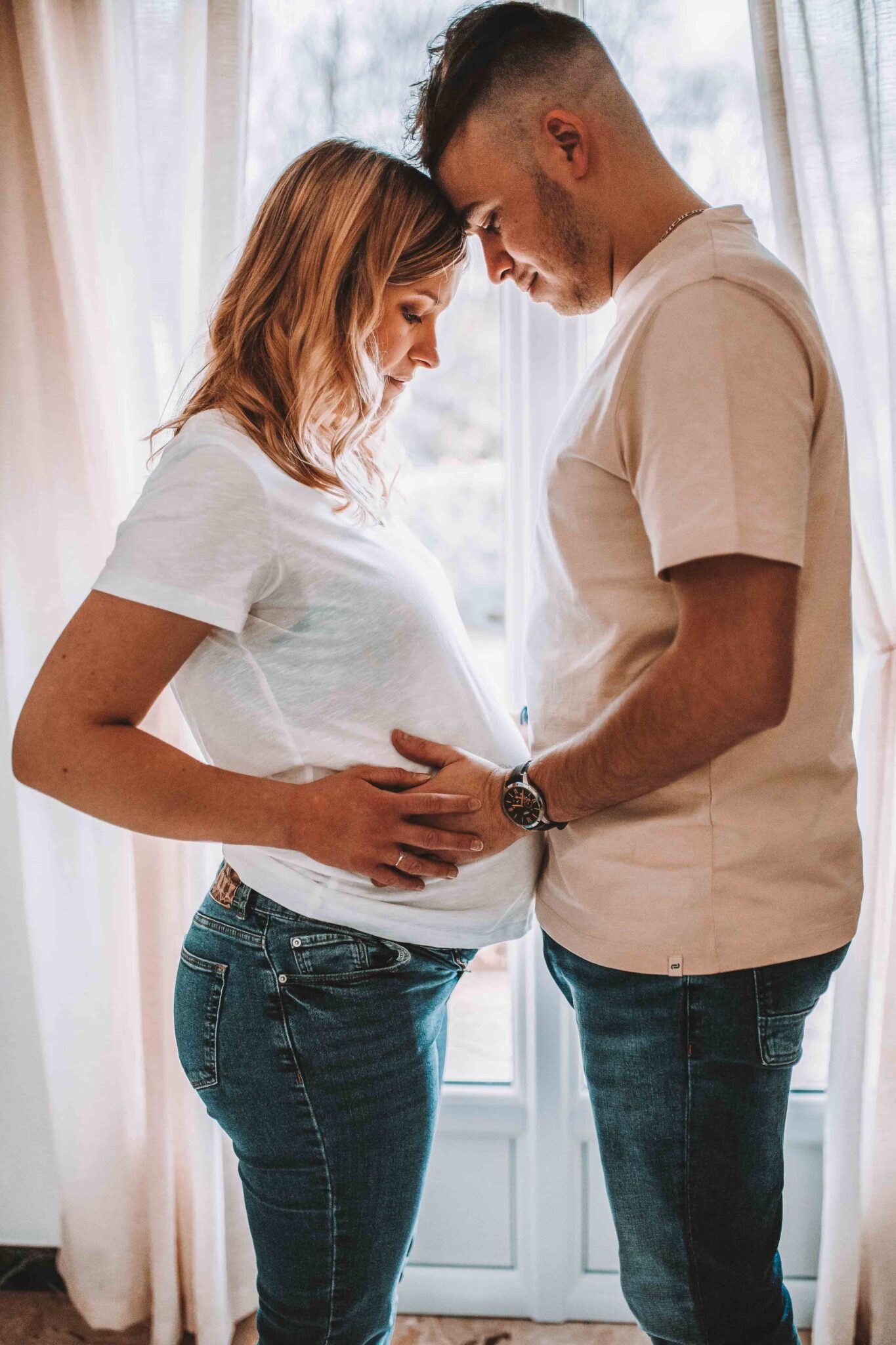 Couple heureux attendant un bébé, séance photo grossesse à domicile en Normandie