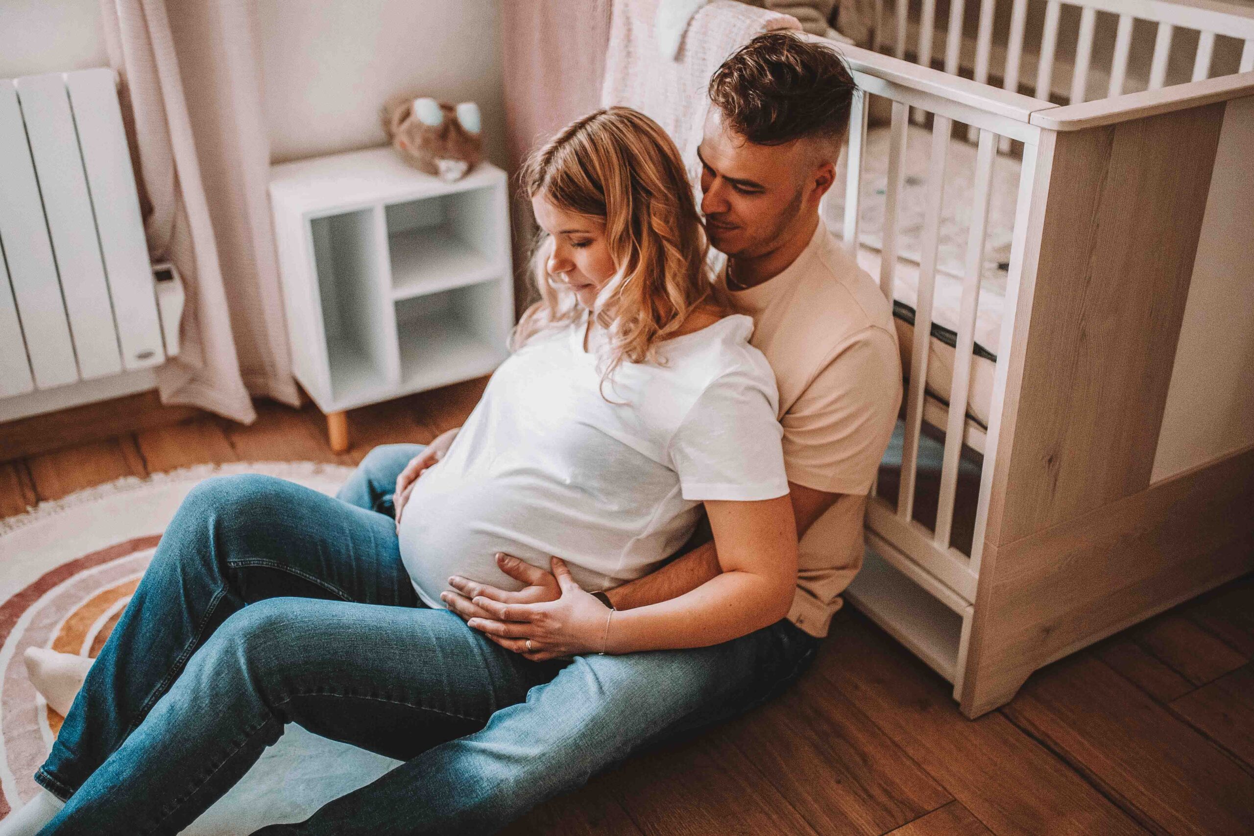 Couple heureux attendant un bébé, séance photo grossesse à domicile en Normandie