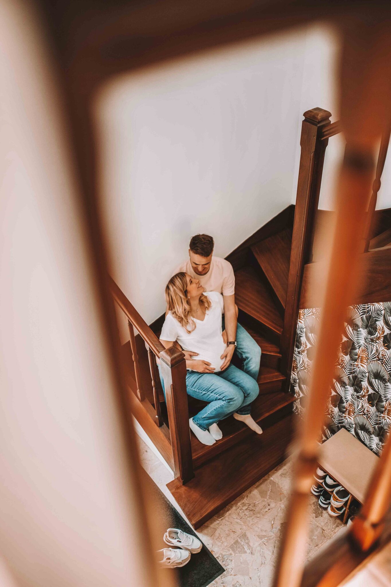 Couple heureux attendant un bébé, séance photo grossesse à domicile en Normandie
