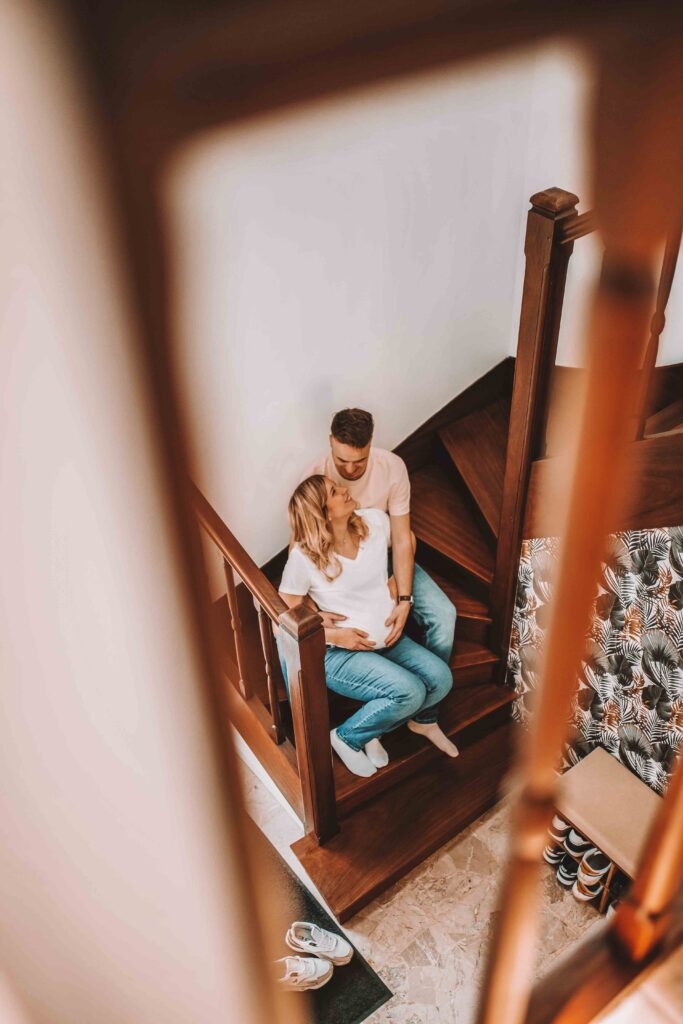Couple heureux attendant un bébé, séance photo grossesse à domicile en Normandie