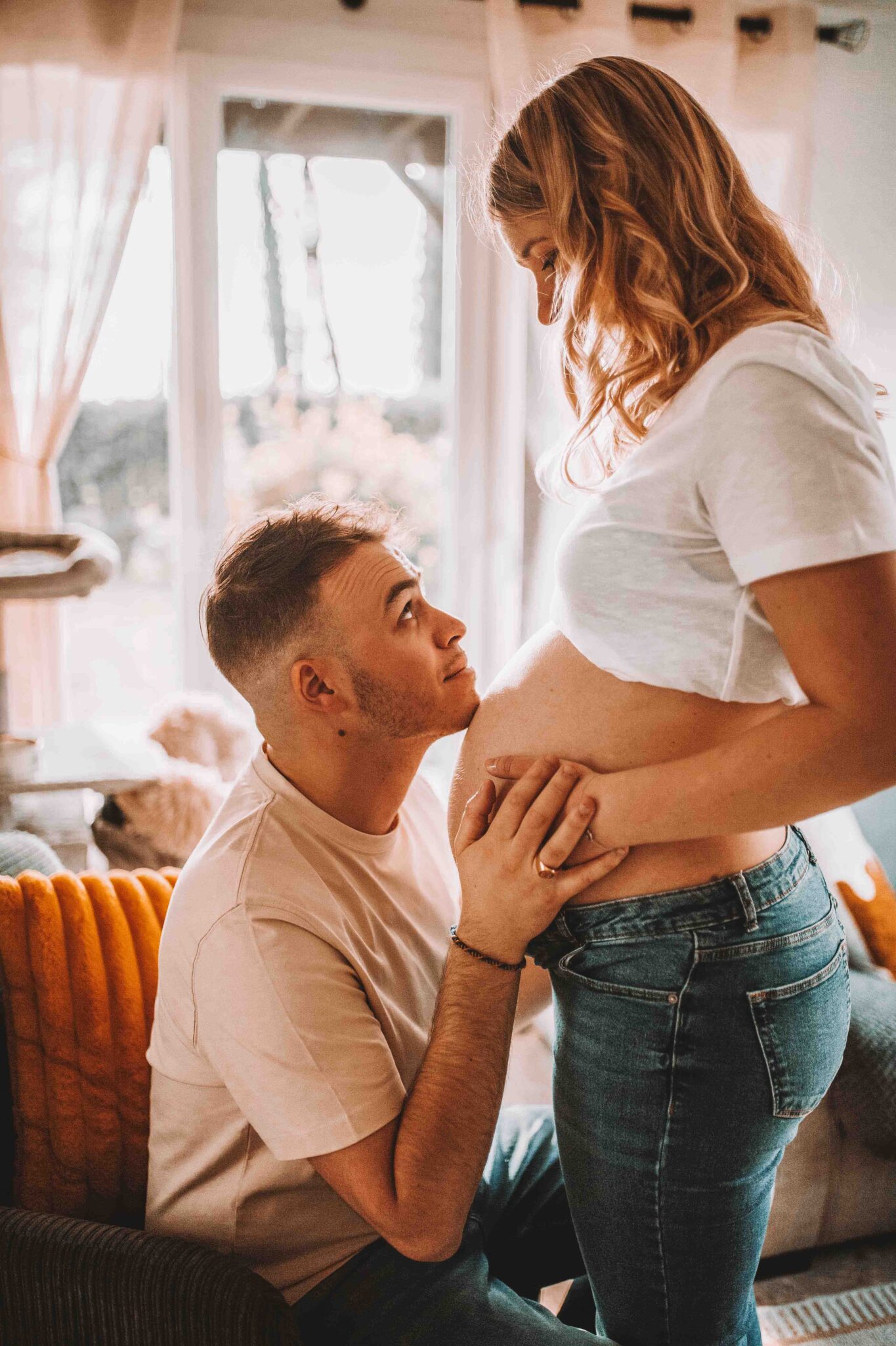 Couple heureux attendant un bébé enlace le ventre