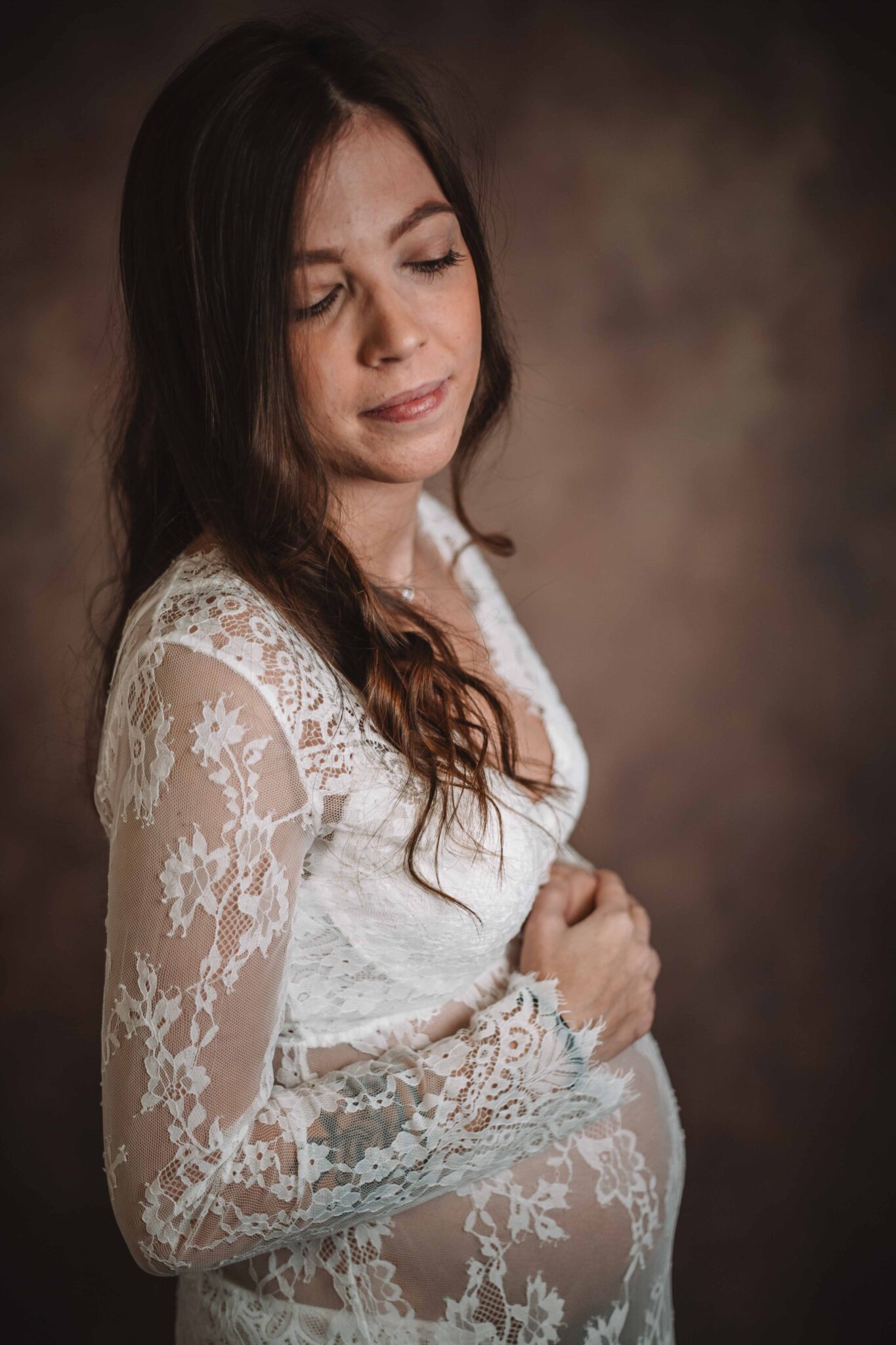 Portrait d'une femme enceinte souriante en studio, Bulle de Vie Normandie photographe