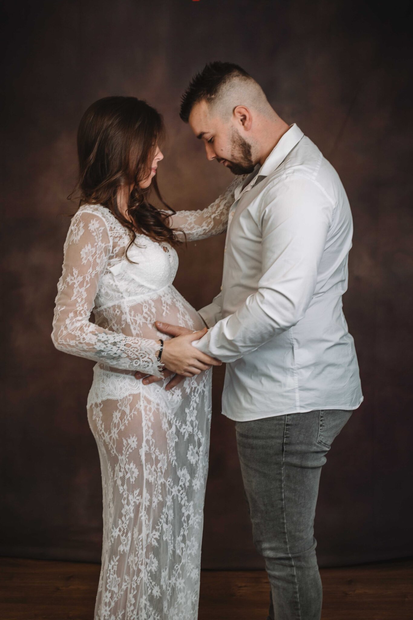 Couple heureux attendant un bébé, séance photo grossesse en studio photo en Normandie