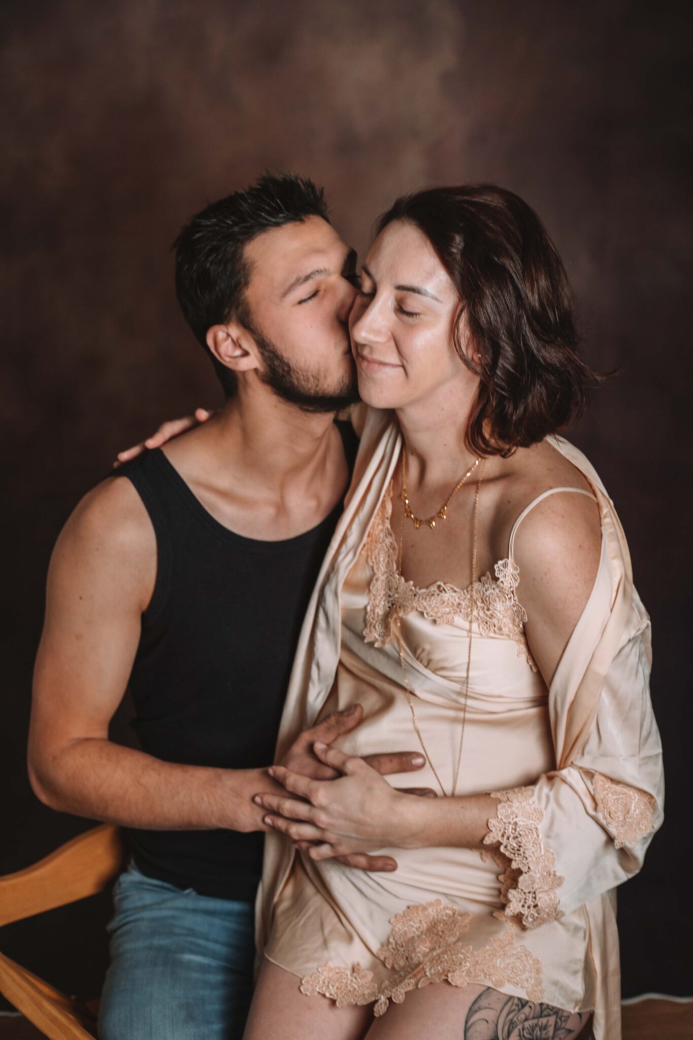 Couple heureux attendant un bébé, studio photo en Normandie
