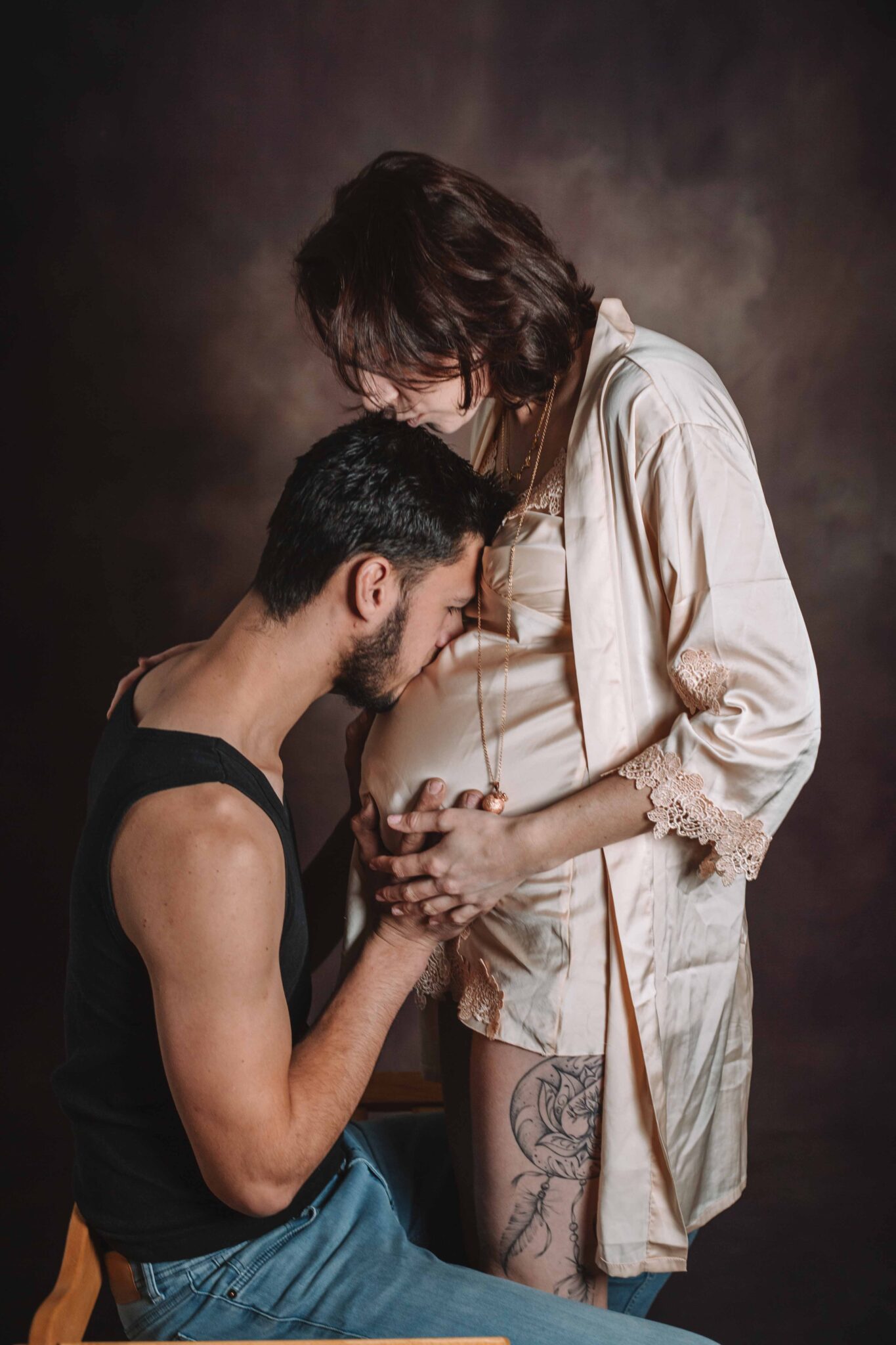 Couple heureux attendant un bébé, grossesse en studio photo en Normandie