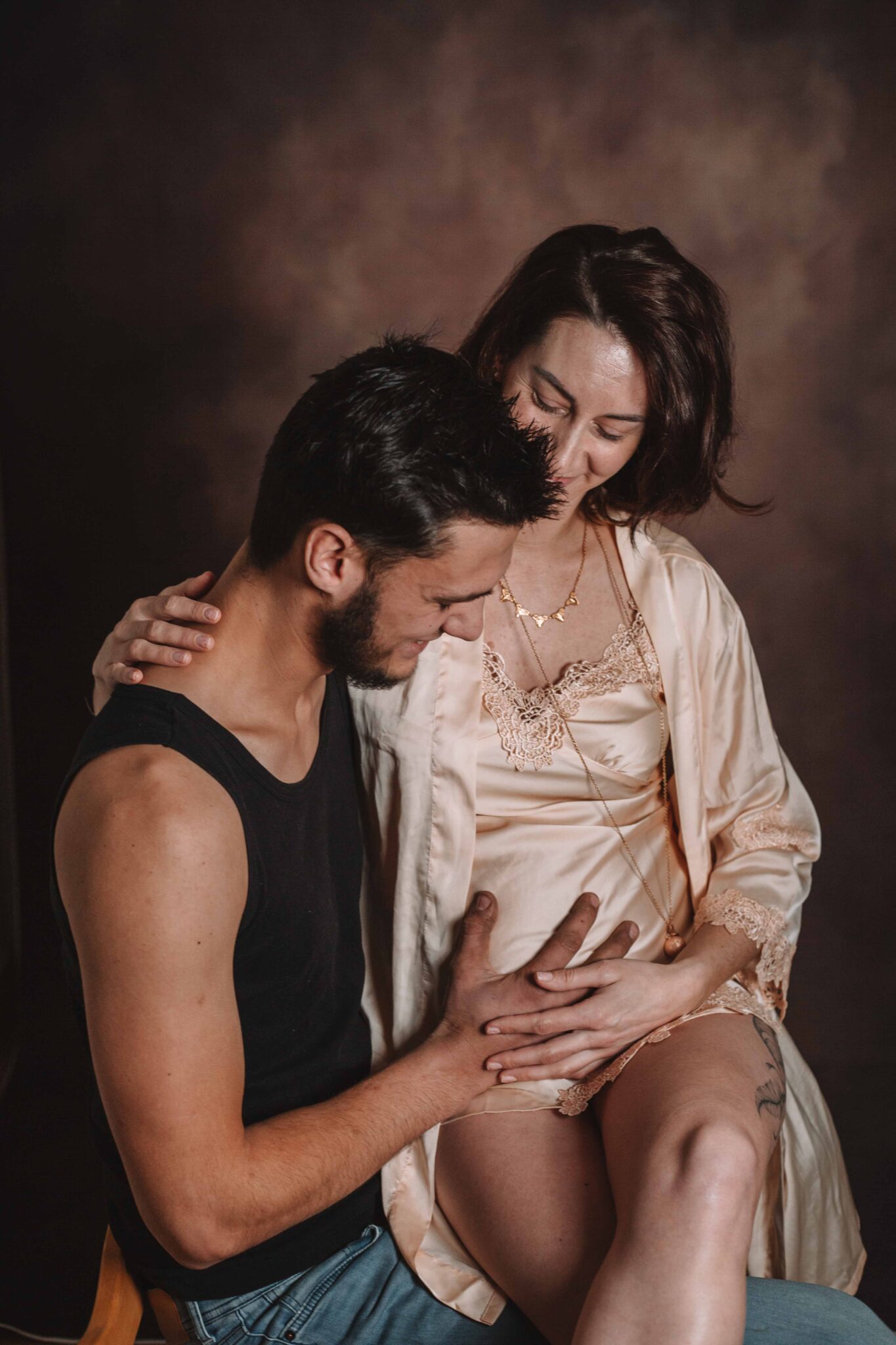 Couple heureux attendant un bébé, séance photo grossesse en studio photo en Normandie