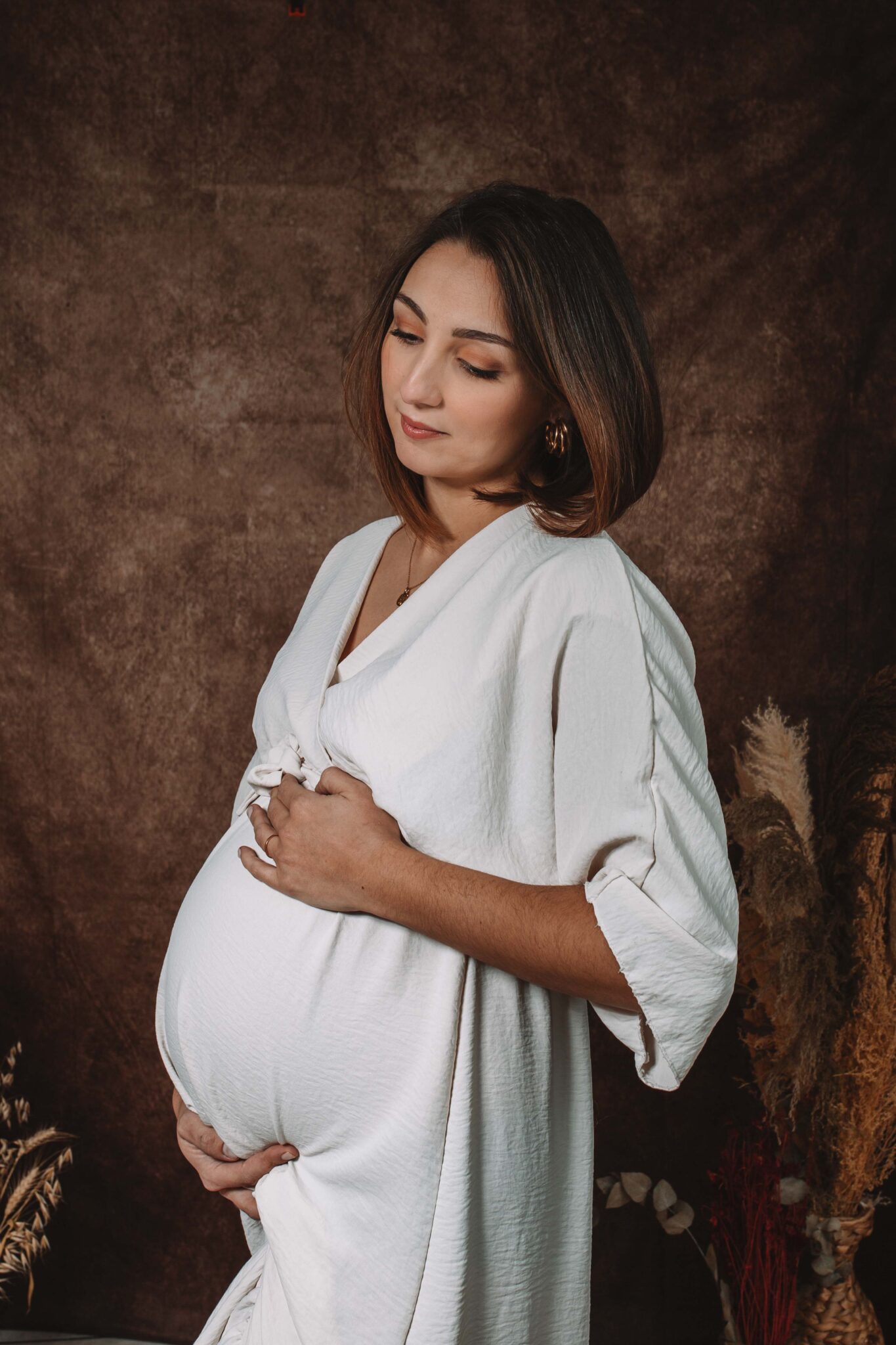 Portrait d'une femme enceinte souriante en studio, Bulle de Vie photographe